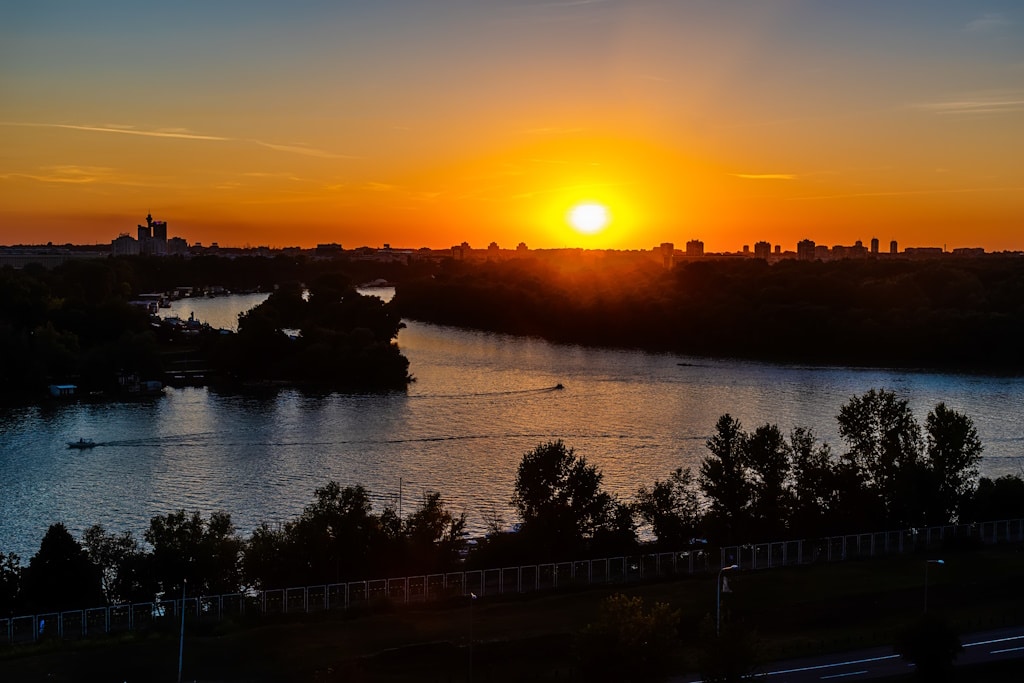 Belgrad im Sonnenuntergang - Zusammenfluss von Sava und Donau