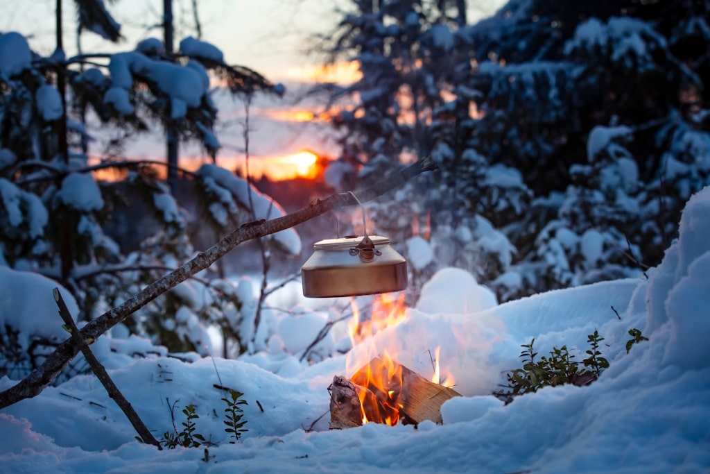 Kocher und Zelt im Winter in Finnland